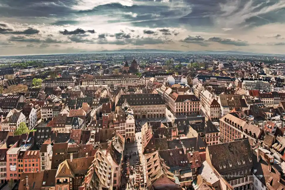Strasbourg et sa cathédrale, avec le massif des Vosges à l'horizon