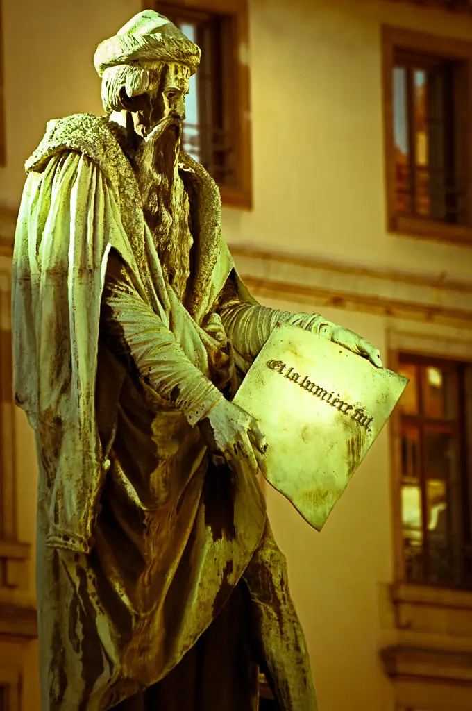 Statue de Gutenberg sur la place Gutenberg à Strasbourg